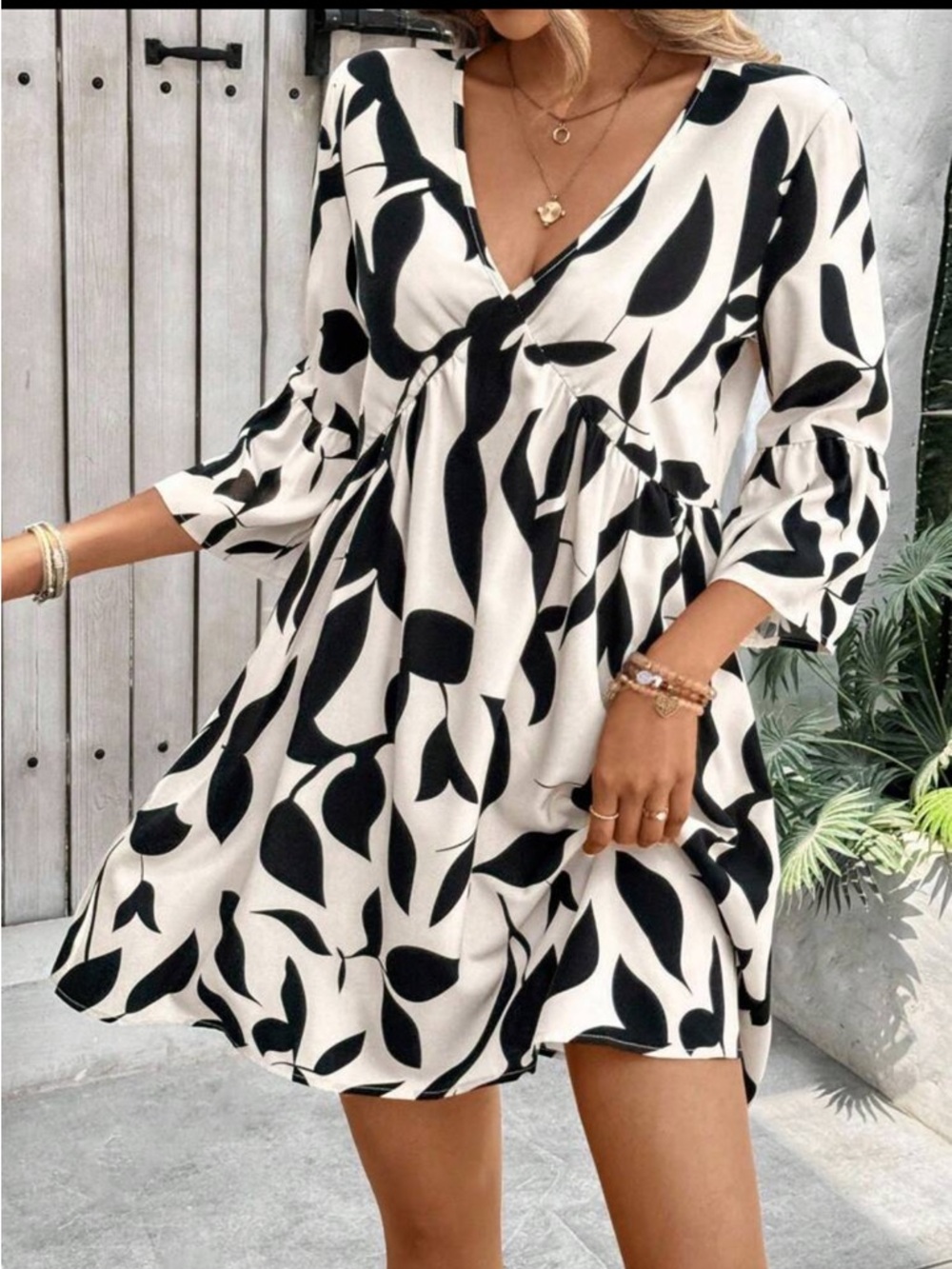 ! Women’s V-Neck Black & White Leaf Print Dress Plus Sz 16 - Picture 4 of 5